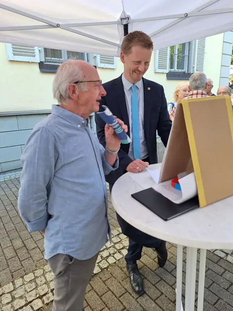 Oberbürgermeister Simon Gröger beim Abendmarkt im Gespräch.  | Foto: Stadt Radolfzell