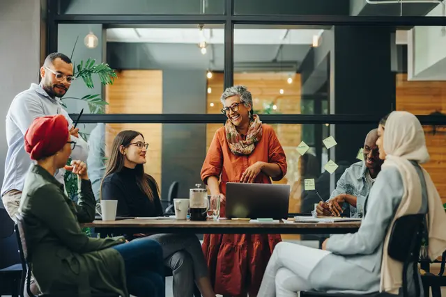 Individuelle Werte, Überzeugungen, Kommunikationsformen und Verhaltensweisen prägen das Miteinander am Arbeitsplatz. | Foto: swb-Bild: adobe.stock.com - Jacob Lund