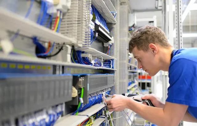 Der Beruf des Elektronikers erfordert F ingerspitzengefühl und technisches Verständnis. | Foto: swb-Bild: stock.adobe.com - industrieblick