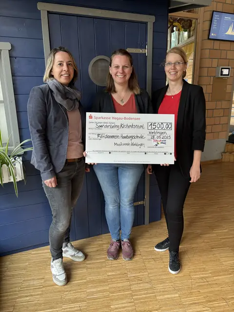 v.l.n.r.: Rektorin Stefanie Berger, 1. Vorsitzende MV Worblingen Michaela Bär, Vertreterin des Fördervereins Laura Haase | Foto: Musikverein Worblingen