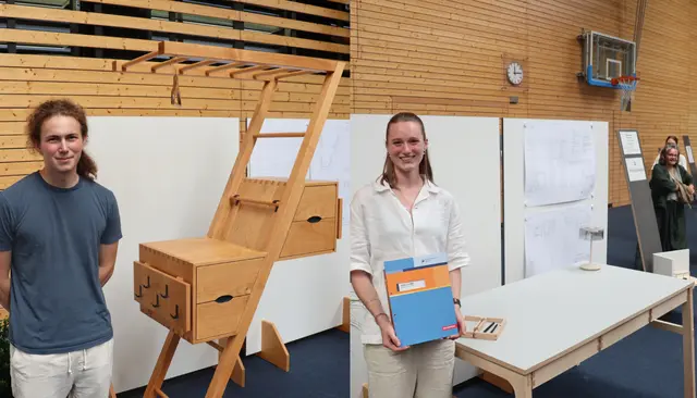 Sie haben die besten Gesellenstücke unter den Auszubildenden gefertigt: Innungssieger Paul Koch und Emily Linder, die sich den zweiten Platz unter den Innungssiegern mit zwei weiteren Handwerkern teilt.  | Foto: Sebastian Ridder