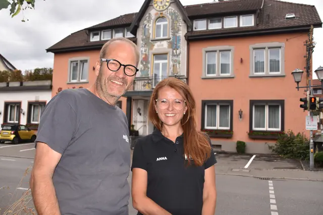 Der stellvertretende Vorsitzende des HGV Rielasingen-Worblingen, Oliver Alicke, sowie die erste Vorsitzende Anna Herrmann vor dem Gasthaus Krone, einem für sie wichtigen Eckpfeiler der Grundversorgung in der Doppelgemeinde. | Foto: Philipp Findling