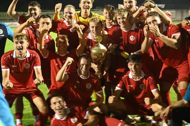 Der SC Pfullendorf holte sich bei der Premiere des Hans-Schmidbauer-Gedächtnisturniers nach einem dramatischem Finalspiel gegen den FC Kreuzlingen den Turniersieg.  | Foto: Philipp Findling