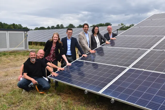 Hand auflegen für die Energiewende (von links): Marco Reinhold, Thomas Schneider, Nicole Grießmann (alle Wattner Sun Asset), Benjamin Mors, Andreas Jung, Anke Nolte (Wattner) und Reinhard Racke. | Foto: Philipp Findling