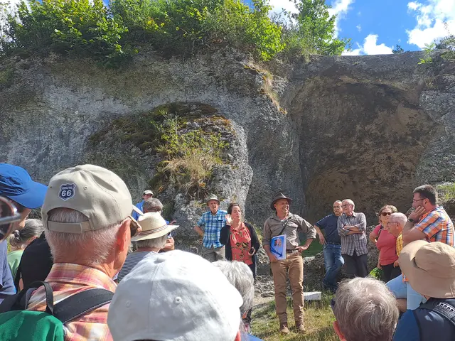 Dr. Yvonne Tafelmaier (Mitte links) und Kreisarchäologe Dr. Jürgen Hald bei der Führung am Petersfels und Drexler-Höhle im Brudertal bei Engen am 17. Juli 2025. | Foto: Karin Pietzek