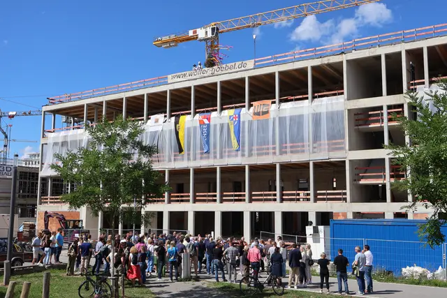 Der Rohbau und der Dachstuhl stehen. Nun stehen die Feinarbeiten beim Bau des neuen Berufsschulzentrums an.  | Foto: Tony Marquardt