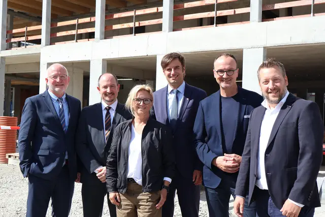 Martin Pohlmann-Strakhof (Schulleiter Wessenberg-Schule Konstanz), Bastian Höfel (Stv. Leiter Referat 76 Berufliche Schulen, Regierungspräsidium Freiburg), Karin Seidl (Leiterin Amt für Hochbau und Gebäudemanagement, Landratsamt Konstanz), Landrat Zeno Danner, OB Uli Burchardt, Marco Junge (Schulleiter Zeppelin-Gewerbeschule). | Foto: Tony Marquardt