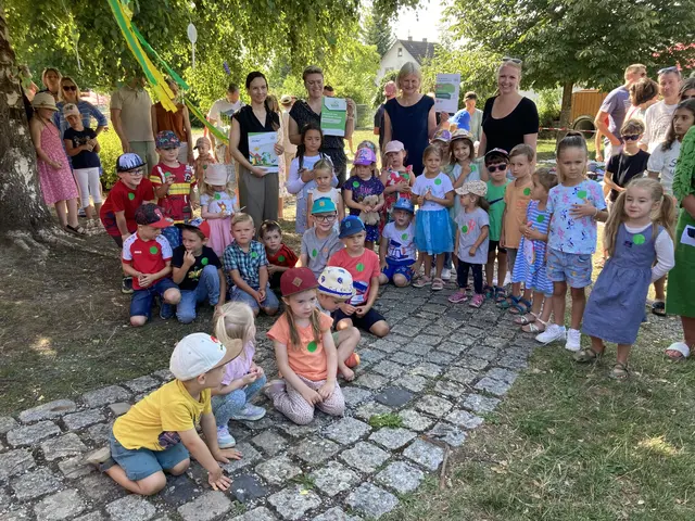 Zahlreiche Eltern und Kinder beteiligten sich beim „Forscher-Sommer-Fest“ im Eigeltinger Kindergarten „Löwenzahn“, welches spannende „Forscherstationen“ und Mitmachgelegenheiten bot, liebevoll vorbereitet von Erzieherin Sabrina Reutebuch, KiGa-Leiterin Nicole Preisendörfer und Erzieherin Patricia Hermann, pädagogisch und fachlich unterstützt von Stefanie Axamit, Netzwerkkoordinatorin der gemeinnützigen Berliner „Stiftung Kinder forschen“ mit Regionalsitz am Singener Schülerforschungszentrum (SFZ), gefördert von der Messmer-Stiftung (v.re.n.li.) | Foto: Bernhard Grunewald