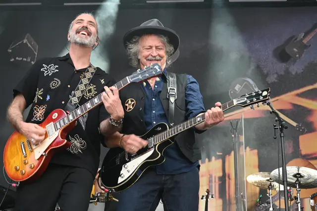 Sichtlich Spaß hatten BAP mit Frontmann Wolfgang Niedecken (rechts neben Gitarrist Ulrich Rode) bei deren Auftaktkonzert am Mittwoch, 23. Juli, zum diesjährigen Hohentwielfestival auf dem Singener Rathausplatz. | Foto: Philipp Findling