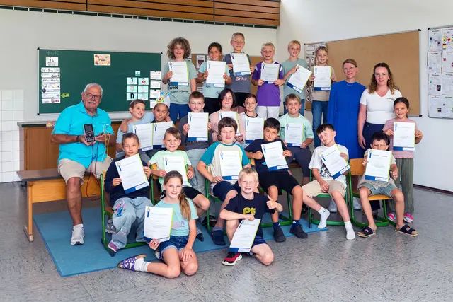 So spannend kann Energie sein: Mit großer Aufmerksamkeit verfolgte die Kombiklasse 2/3 an der Randegger Außenstelle der Hebelschule Gottmadingen den Unterricht von Lothar Bombös (li.) von der Energieagentur Kreis Konstanz. Als Anerkennung gab es eine Urkunde von Jennifer Niermann (2. v. re.) von der Thüga Energie und ein dickes Lob von Lehrerin Barbara Böttcher (3. v. re.). | Foto: Frank Müller 