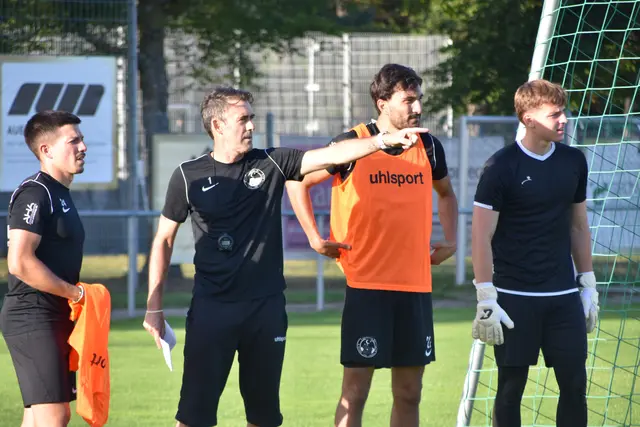 Trainer Christian Mendes gibt seinen Spielern in dieser Oberliga-Saison die Richtung vor, die geradeaus zum Klassenerhalt führen soll.  | Foto: Philipp Findling