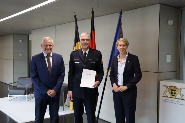 Bei der Urkundenübergabe (von links): Staatssekretär Thomas Blenke MdL, Polizeipräsident Jürgen von Massenbach-Bardt und Landespolizeipräsidentin Dr. Stefanie Hinz. | Foto: Innenministerium Baden-Württemberg