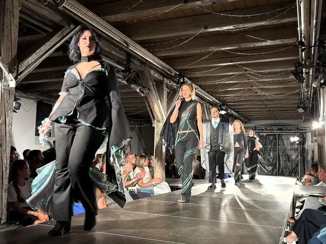 Zu 13 verschiedenen Naturphänomenen entwickelten die Auszubildenden des BSZ Radolfzell im Berufskolleg Mode und Design eigene Kleidungsstücke. | Foto: Constanze Wyneken