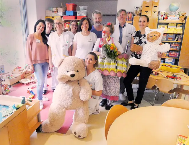 Tillie feiert 25 Jahre mit Stephanie Müller-Jungbluth, Noah Wahl, Stephanie Rapisarda, Sabine Vogt, Conni Frei, Dr. Rüdiger Trechow, Prof. Dr. Andreas Trotter, Rebecca Sellmann, ganz vorne mit dem Teddy am Boden Albana Brahaj. | Foto: GLKN