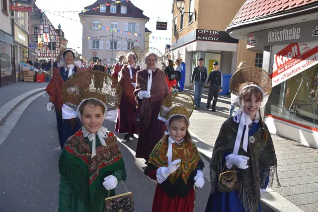 Wesentlich größer wie hier beim traditionellen Kinderumzug 2024 wird der närrische Lindwurm beim großen Festumzug des Stockacher Narrentreffens, den das SWR am 25. Januar live übertragen wird.  | Foto: Philipp Findling/Archiv