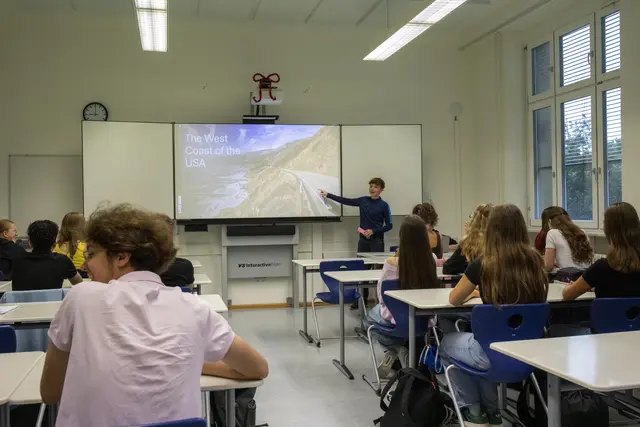 Präsentationen als Vorbereitung auf mündliche Prüfungen in höheren Klassenstufen gehören zum Schulalltag dazu. Von einem Jahr mehr zur Vorbereitung auf diese Prüfungen könnten die Schülerinnen und Schüler profitieren. | Foto: Uwe Johnen