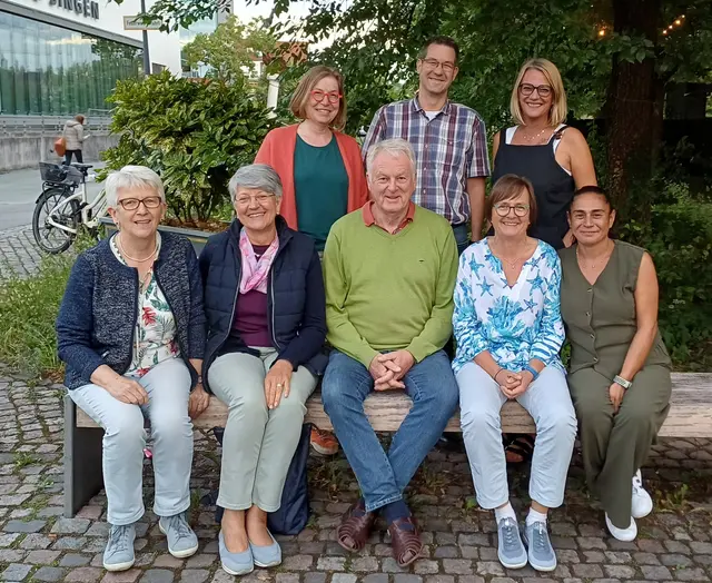 Das Projekt LeseLust wird gemeinsam umgesetzt von: (von links, vorne) Matilde Wortmann, Carmen Mayer Storz, (beide ehrenamtlich), Udo Engelhardt (Tafel Singen), Ursula Eisenlohr, Melina Karakaya (beide ehrenamtlich); (von links, hinten) Wiltrud Hensler (Buchandlung Lesefutter), Marc Laporte-Hoffmann (Rektor Johann-Peter-Hebel-Schule), Mirja Zahirovic (Leiterin Kinderchancen Singen) | Foto: Tafel Singen