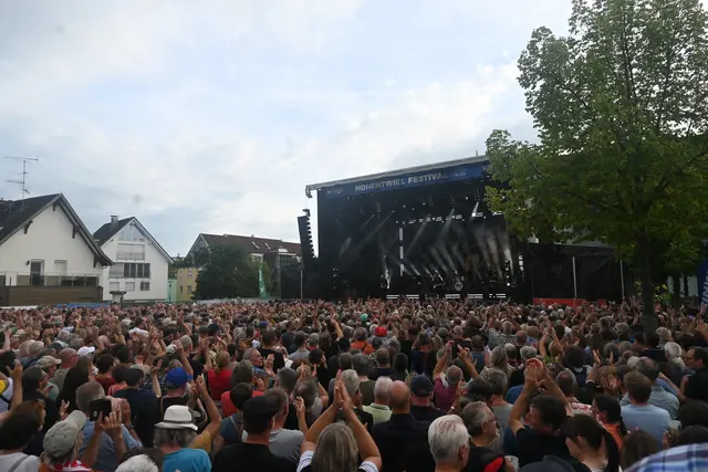 Auch im Jahr 2026 wird das Hohentwielfestival auf dem Singener Rathausplatz steigen. Das Burgfest hingegen muss auch nächstes Jahr wieder aussetzen.  | Foto: Philipp Findling