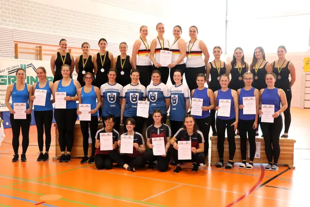 Eingerahmt von den beiden Gastgeber-Teams des RC Oberesslingen holten die Deutschen Meisterinnen aus Aach den BaWü-Titel. | Foto: Wilfried Schwarz