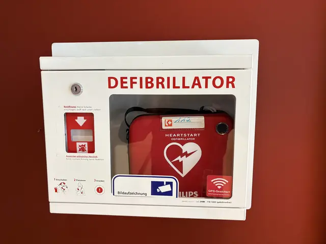 Defibrillatoren wie dieser in der Sparkasse Hegau-Bodensee in der Singener Erzbergerstraße können im Notfall Leben retten. Nun sollen auch in der Stadt Engen und ihren Ortsteilen solche AEDs öffentlich zugänglich platziert werden. | Foto: Tobias Lange