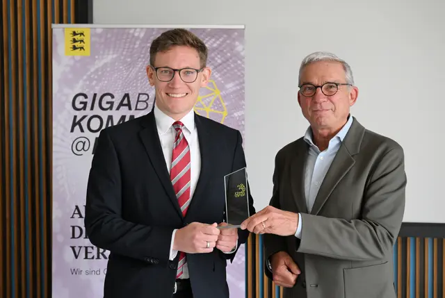 Digitalisierungsminister Thomas Strobl (rechts) überreicht die Auszeichnung „Gigabitkommune@BW“ an Bürgermeister Marcus Röwer. | Foto: Innenministerium Baden-Württemberg/Franziska Kraufmann