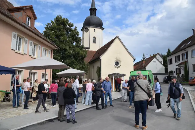 Vertreter der Anwohnerschaft, der Verwaltung und der Bauunternehmen feierten den Abschluss der Sanierung der Thayinger Straße in Ebringen. | Foto: Tobias Lange