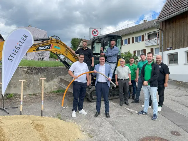 Ortsvorsteher Nico Merkt (l.), Bürgermeister Holger Mayer (3.v.l.), Ortschaftsrat und Biogas-Anlagenbetreiber Marius Sailer (4. v. r.), Stiegeler Netzbauleiter Darko Paliz (3. v. r.) und Moritz Lutz (2. v. r.) sowie Hrvoje Horvat von der Baufirma H-C-Bau (r.) zusammen mit weiteren Vertretern der Gemeinde beim Spatenstich für den Glasfaserausbau in Binningen. | Foto: Stiegeler