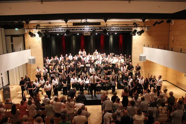Die drei Orchester gemeinsam bei der Zugabe, dirigiert von Helmut Matt | Foto: Bernd Martin