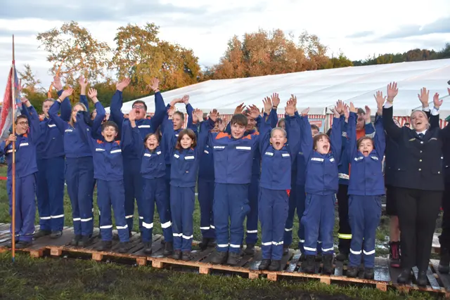 Auch bei der Jugendfeuerwehr Gaienhofen kam die große Laola-Welle zur Eröffnung des Zeltlagers in Bodman-Ludwigshafen bestens an.