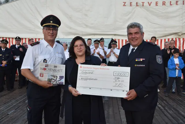 WOCHENBLATT-Mediaberaterin Michelle DiPrima überreichte Stefan Kienzler und Andreas Zeller den Scheck über 1.000 Euro für die Jugendfeuerwehren im Landkreis. 