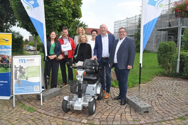 Sie arbeiten gemeinsam daran, die Region barrierefreier zu machen, zum Beispiel mit den vierrädrigen Elektromobilen - die auch "Merlin" genannt werden: (von links) Hannah Hirt (REGIO Konstanz-Bodensee-Hegau e.V.), Eric Hueber (mobil am See e.V.), Sabine Hellner (Landratsamt Konstanz), Sabine Giesler (Tourist-Info Gaienhofen), Ute Liedigk (Tourist-Info Moos), Jürgen Maas (Bürgermeister Gaienhofen) und Patrick Krauss (Bürgermeister Moos). | Foto: Anja Kurz