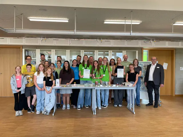 Schüler:innen der Eichendorff-Realschule sowie der Christlichen Schule im Hegau; im Hintergrund von links: Alexandra Ehmann (Referentin für Umwelt- und Naturschutz), Nils Reindl (Eichendorff-Realschule Gottmadingen), Cosima Breitkopf (Rektorin Eichendorff-Realschule Gottmadingen), Florian Riedmann (Konrektor Eichendorff-Realschule Gottmadingen), Claus Schuster, Kurt Wurmstein, Miriam Bruttel (alle Eichendorff-Realschule Gottmadingen), Alex Mattes (Christliche Schule im Hegau) sowie Thomas Hess (Vorstandsmitglied der Haug-Taxis Stiftung) | Foto: Eichendorff-Realschule Gottmadingen