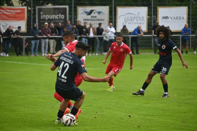 Trotz starker erster Halbzeit musste sich der Türkische SV Singen (blaue Trikots) bei seinem Oberliga-Debüt gegen Türkspor Neckarsulm mit 2:4 geschlagen geben. | Foto: Philipp Findling
