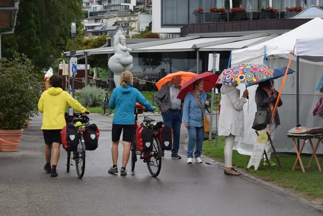 Mit Regenjacke und Schirm ausgestattet zog es am Samstag dann doch einige Besucher auf den Kunsthandwerkermarkt in Ludwigshafen. | Foto: Tobias Lange