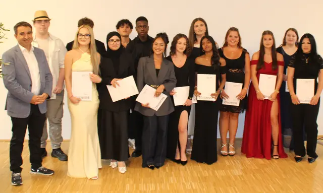 Die Schülerinnen und Schüler der Berufsfachschule Wirtschaft der RGS Singen zusammen mit Schulleiter Andreas Grimm (ganz links). | Foto: RGS Singen