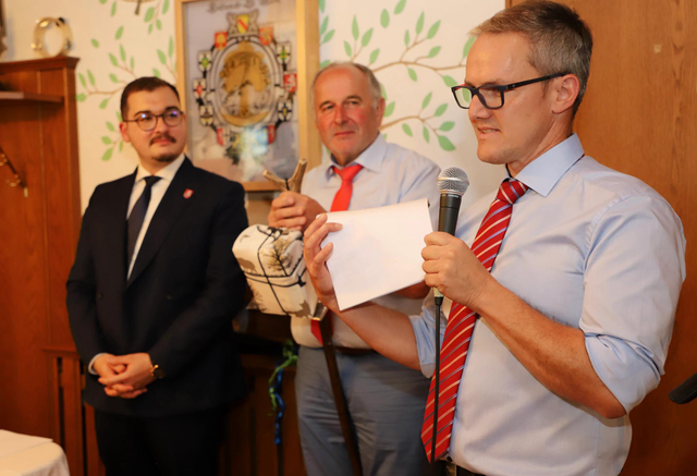 von links: Bürgermeister Selcuk Gök, der ehemalige Ortsvorsteher Josef Ritzi mit dessen Nachfolger Ralf Korndörfer. | Foto: Beate Ritzi