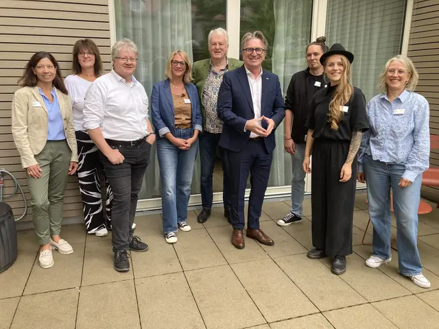 Verantwortliche im Verein Kinderchancen Singen e.v. und Gäste zur Feier des 15jährigen Bestehens: (von links) Alexandra Guldin und Ute Wenseritt, hauptamtliche Mitarbeiterinnen, Wolfgang Heintschel, erster Vorstand und Caritas-Geschäftsführer, Mirja Zahirovic, hauptamtliche Leiterin Kinderchancen e.V., Udo Engelhardt, Gründervater und Vorstand sowie erster Vorsitzender der Tafeln im Landkreis Konstanz, Manne Lucha (Bündnis 90/ Die Grünen), Minister für Soziales, Gesundheit und Integration, Jonas Vogelbacher, Pädagoge der frühen Kindheit/Klassismusexperte aus Freiburg, Partner von Laura Braun, Liedermacherin aus Freiburg (tritt am 24. Oktober in der GEMS mit ihrem Programm „ Selber Schuld!“ auf) und Regina Brütsch, zweite Vorsitzende und AWO-Kreisgeschäftsführerin. | Foto: Bernhard Grunewald