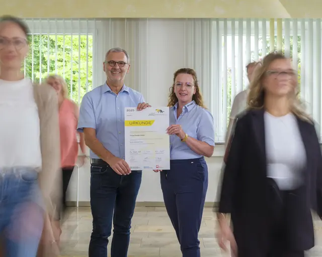 Mit ihrem Engagement zeigt die Thüga Energie, dass sich unternehmerischer Erfolg und gesellschaftliche Verantwortung nicht ausschließen. Im Gegenteil: Sie stärken einander. Die erneute Auszeichnung beim Lea-Mittelstandspreis 2025 bestätigt diesen Weg. Auf dem Foto sind v.l.n.r.: Karl Mohr und Jennifer Niermann von der Thüga Energie.  | Foto: Frank Müller