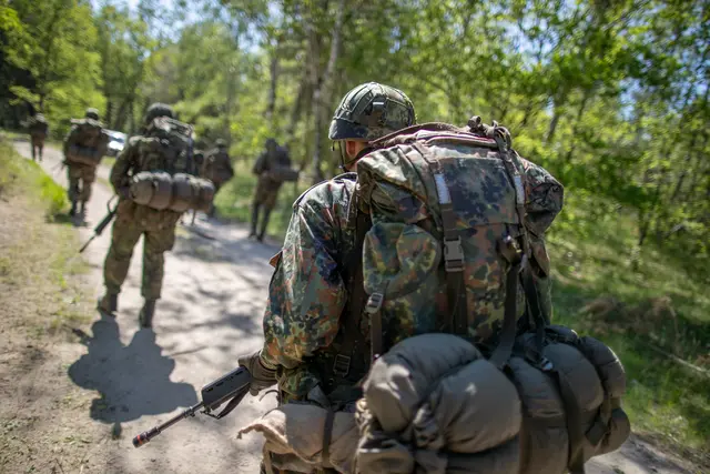 Neben theoretischem Wissen, das es sich anzueignen gilt, sind körperliche Aktivitäten wie Schießtraining und Märsche wichtiger Teil der Grundausbildung eines jeden Soldaten. | Foto: Bundeswehr/Tom Twardy