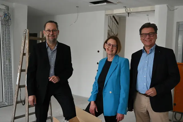 Noch sind die neuen Räumlichkeiten des MVZ in Gottmadingen eine Baustelle. Dass es nichtsdestotrotz vorangeht, versicherten (von links): Dr. Michael Klinger (Bürgermeister Gottmadingen), Gabriele Dostal (Geschäftsführung MVZ Gottmadingen-Gailingen) und Dr. Thomas Auer (Bürgermeister Gailingen). | Foto: Anja Kurz