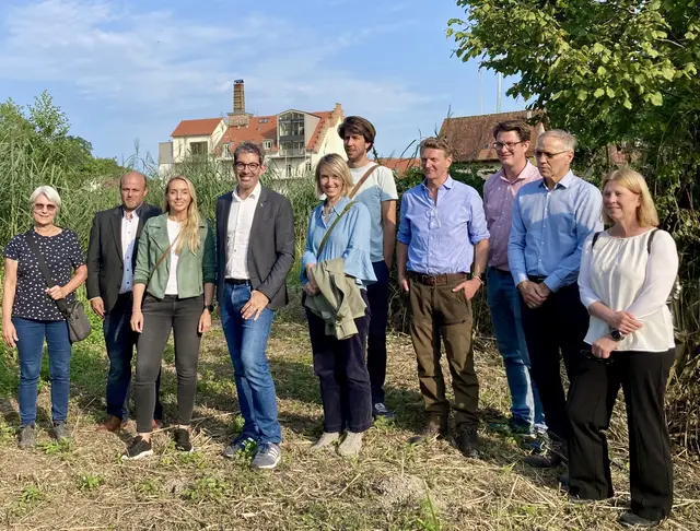 Expertise und Engagement Schulter an Schulter am Eisweiher Espasingen (von links): Lucia Fuchs (Biber-Beraterin im Landkreis Konstanz), Andreas Bernhart (Vorsitzender des Ortschaftsrats Espasingen), Saskia Frank (Landtagsabgeordnete), Dr. Andre Baumann (Staatssekretär im Landesministerium für Umwelt, Klima und Energiewirtschaft), Susen Katter (Bürgermeisterin von Stockach), Dr. Kim Krause (Umweltbeauftragter Stadt Stockach), Johannes Graf von und zu Bodman, Lars Heinzl (Stadtbaumeister Stockach), Thomas Buser (Leiter des Amtes für Baurecht und Umwelt im Landratsamt Konstanz) und Bettina Holthoff (Untere Naturschutzbehörde). | Foto: Bernhard Grunewald