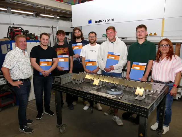 Technik, die begeistert – auch bei der Freisprechung der Junggesellen der Metall-Innung Konstanz, von links: Obermeister Ralf Waibel, Daniel Greb, Niklas Münnich, Gregor Saile, Artan Jakob Wachter, Severin Benz und Kreishandwerksmeisterin Marilena Mangili. | Foto: Sandra Bossenmaier/Kreishandwerkerschaft Westlicher Bodensee