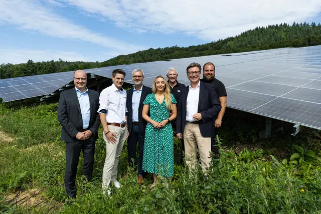 Zur offiziellen Eröffnung des neuen Solarparks in Gailingen versammelten sich (von links nach rechts) Dr. Markus Spitz (Thüga Energie), Stefan Heck (Thüga Energienetze), Karl Mohr (Thüga Energie), Landtagsabgeordnete Saskia Frank (Grüne), Erwin Gräble (Thüga Energienetze), Dr. Thomas Auer (Bürgermeister Gailingen am Hochrhein) und Steffen van Wambeke (Gemeinde Gailingen). | Foto: hanse knödler fotodesign