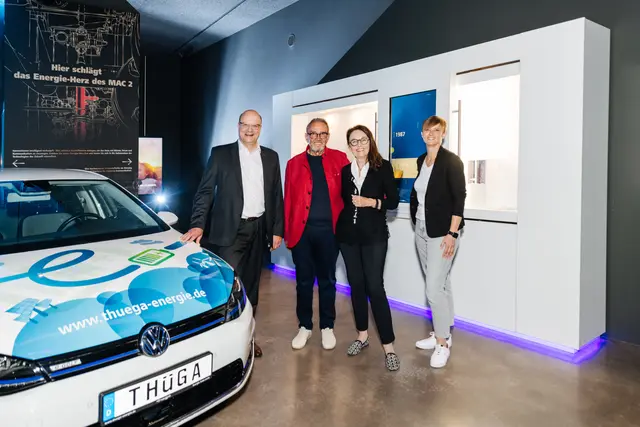 Zur Eröffnung des neuen Thüga-Energieraums kamen (von links) Dr. Markus Spitz (Thüga Energie), Hermann Maier und Gabriela Maier-Unbehaun (MAC Museum Art und Cars) sowie Katrin Jung (Thüga Energie) im MAC 2 zusammen.
 | Foto: Christina Louise Photography