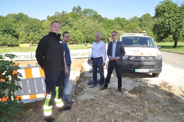 Die Stadtwerke Engen passen das Energienetz den Anforderungen der dezentralen Stromerzeugung an. Von links: Mark Kirchgässner (Teamleiter Kommunikation), Max Ackermann (Leitung Netzbetrieb Strom), Thomas Freund (Geschäftsführer Stadtwerke Engen) und Frank Harsch (Bürgermeister). | Foto: Anja Kurz