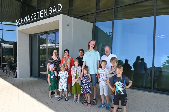 Viele glückliche Gesichter und bald auch richtige Schwimmer unter den Kindern. Die Verantwortlichen des Kooperationsprojekts freuen sich, dass ihr Angebot gut ankommt. (Hinten, von links) Brigitte Reichmann (Fachbereichsbereichsleitung Bildung, Jugend, Sport Radolfzell), Bürgermeisterin Monika Laule, Ursula Klaußner (Vorsitzende des Schwimmklubs Sparta) , Henrik Sauer (Verantwortlicher für Ferienfreizeit) und Bürgerstiftungsrat Jo Strate.    | Foto: Sebastian Ridder