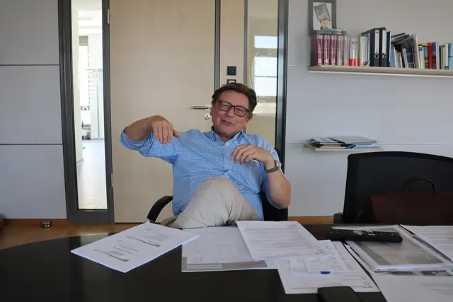 Thomas Auers erste Amtszeit endet im nächsten Jahr. Er möchte aber weitermachen, weil Gailingen seine Heimat ist und die Arbeit ihn dort erfüllt.  | Foto: Sebastian Ridder