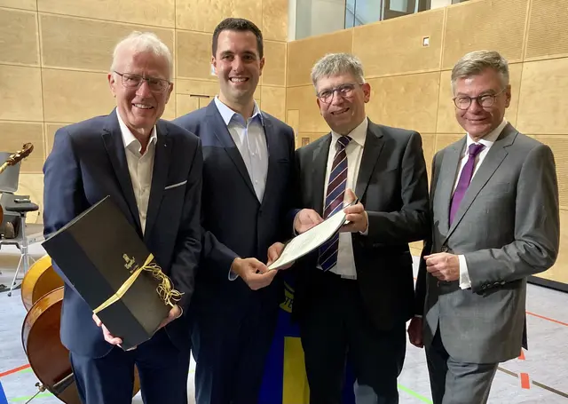 Diesjähriger Kulturpreisträger des Lions Clubs Singen-Hegau wurde der Historiker Simon Götz (Zweiter von links). Gratlualtionen gab es von Pius Netzhammer (Erster von links), Vorsitzender des Fördervereins Lions Club Singen-Hegau, Lions-Präsidenten Conrad Mattes (Dritter von links) und Christoph Bauer (Vierter von links), Leiter des Kunstmuseums Singen. | Foto: Bernhard Grunewald