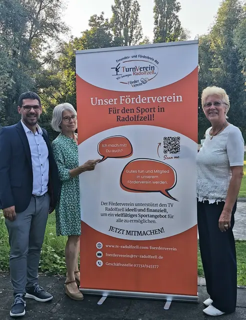 Michael Horber (erster Vorsitzender, von links) und seine beiden Vorstandskolleginnen Agnes Juchems-Voets (zweite Vorsitzende) und Veronika Krasinsky (Schriftführerin)präsentieren den Vereinsmitgliedern stolz die neuen Werbematerialien. | Foto: Bild: Christl Metzler