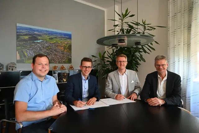 Eine erweiterte Partnerschaft startet ab dem nächsten Jahr zwischen der Gemeinde Steißlingen und der Thüga Energienetze. Die Verantwortlichen unterschreiben dafür den neuen Stromkonzessionsvertrag. Von links: Leiter der Gemeindewerke Steißlingen Marc Stehling, Bürgermeister Benjamin Mors, Geschäftsführer der Thüga Energienetze und Markus Kittel vom Vorstand der Thüga Energienetze. | Foto: Sebastian Ridder
